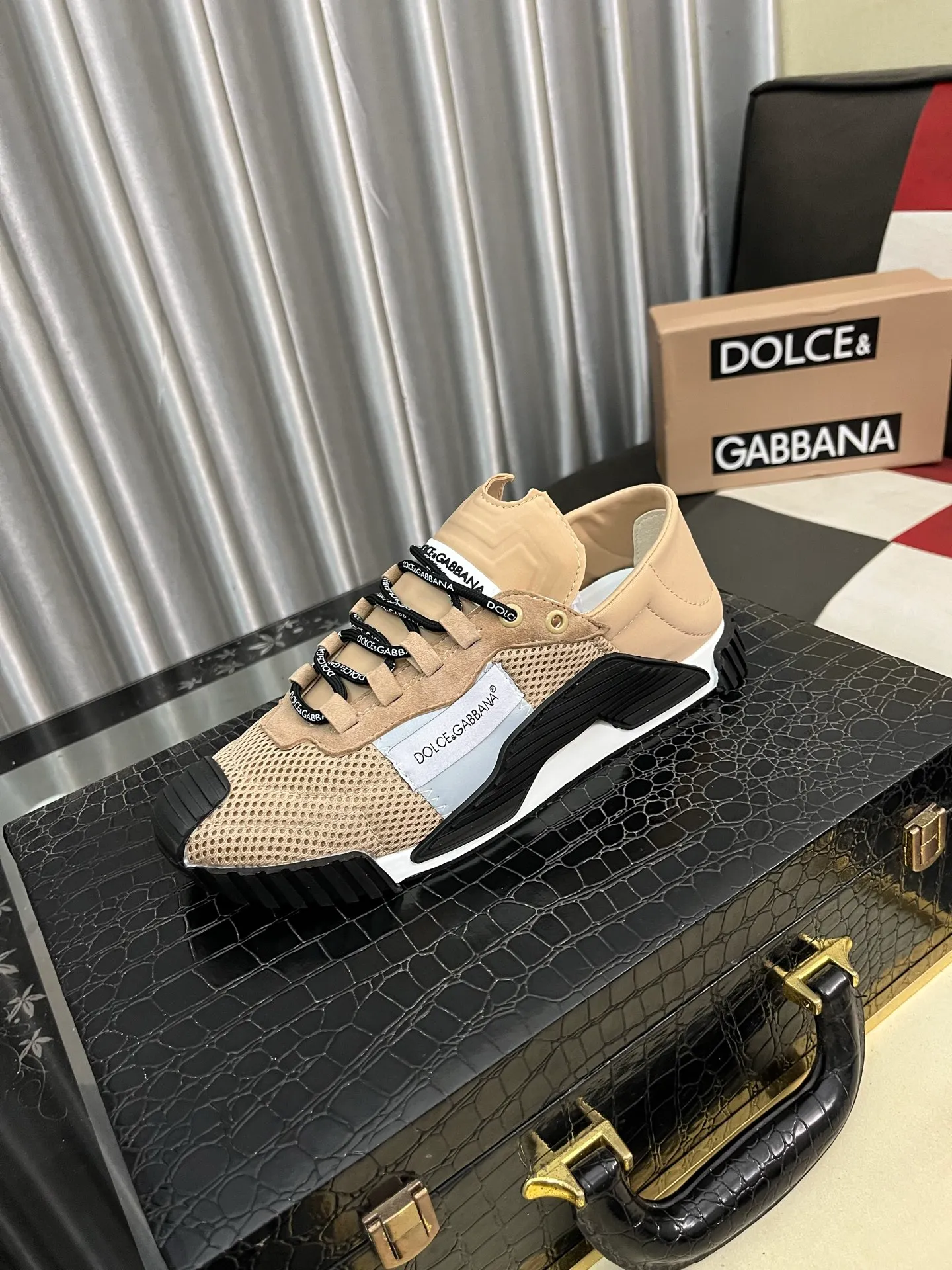 Men's shoes 💰440⌚️⌚️DG's latest popular 🔥🔥casual shoes, the tongue has the brand's iconic details, and the combination of silk cowhide and cow suede enhances the style. Fashionable and versatile, it can complement any look. Create an exquisite design with unique dynamic vitality and modern atmosphere, showing modern elegance. Size: 35-46
